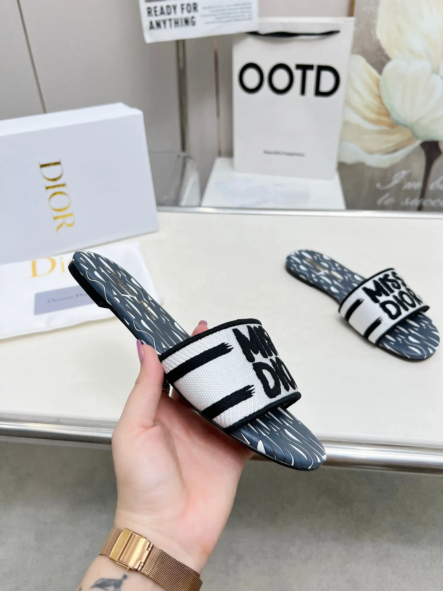 👟👟Ex-factory price 300👟👟 •Dior women's presbyopic embroidered leather-soled slippers Christian Dior has always been synonymous with magnificence and elegance, and has always been at the top of the fashion world👍 What is particularly worth mentioning is: the embroidered ✨ pattern on the sole, which reproduces one of the cherished symbols of Christian Dior✅More than a hundred colors to choose from ◽️️Upper: selected top-quality embroidered cotton ◽️Inner lining: imported sheepskin ◽Number 35-40 (41.42.43 customized)